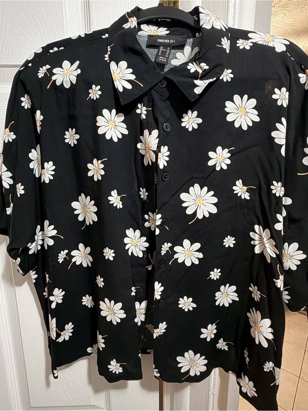 Forever 21 • Black Button-Down Shirt with White Daisy Print • XL